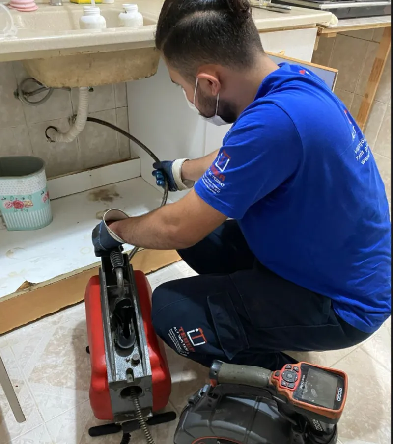 Lavabo giderini spiral makineyle açan teknisyen